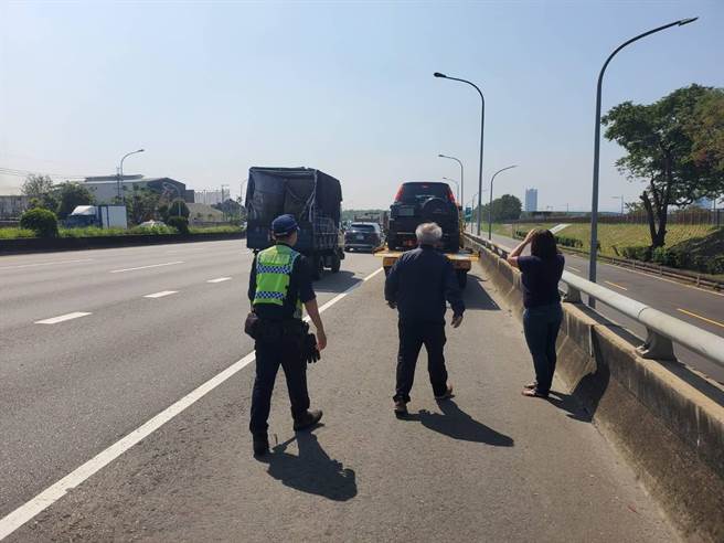 台74线突见南下方向路肩有车辆抛锚，警方获报到场时发现，现场有两部自小客车停放于该处，警方立即出动救援。（民眾提供／卢金足台中传真）