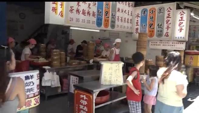 公正包子在花蓮非常知名，曾經因為訂單爆炸，加上人潮又多，只好掛上「公休」。（資料照）
