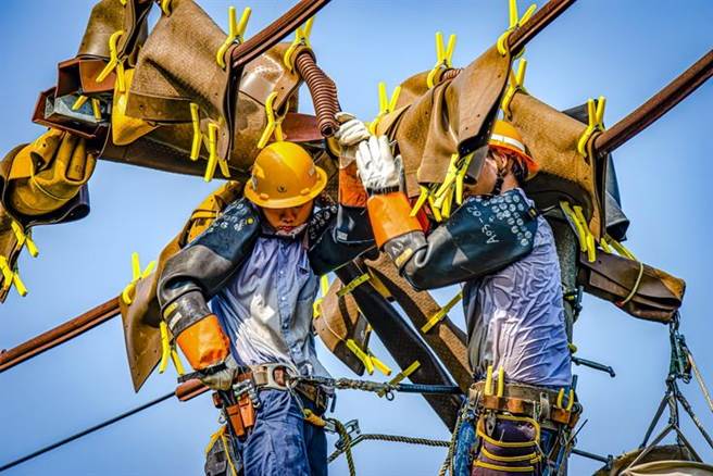 台中市劳工局歷年举办摄影比赛，摄影比赛得奖作品-安全护具。（台中市政府／卢金足台中传真）