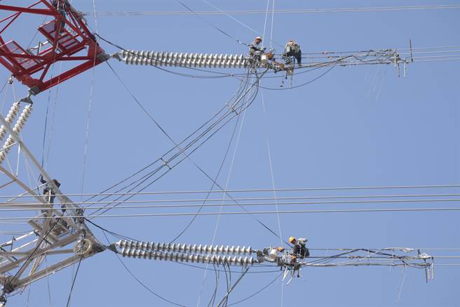 台中市劳工局歷年举办摄影比赛，得奖作品-高处作业。（台中市政府／卢金足台中传真）