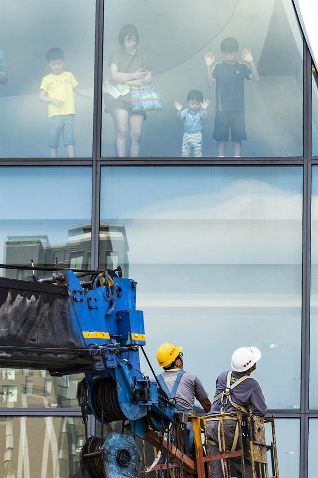 台中市劳工局歷年举办摄影比赛，摄影比赛得奖作品-安全防护距离。（台中市政府／卢金足台中传真）