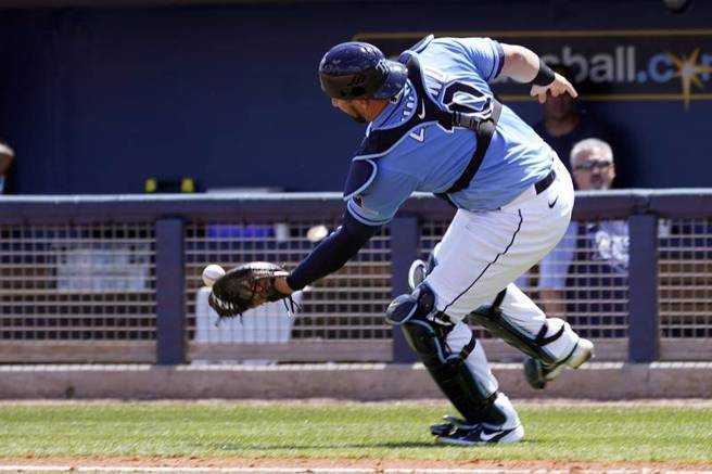 光芒捕手祖尼诺追逐界外球。（美联社）