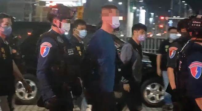 警方将公然在锅物店开枪打伤人的凶嫌许姓嫌犯逮捕带回查办。（翻摄照片／石秀华高雄传真）