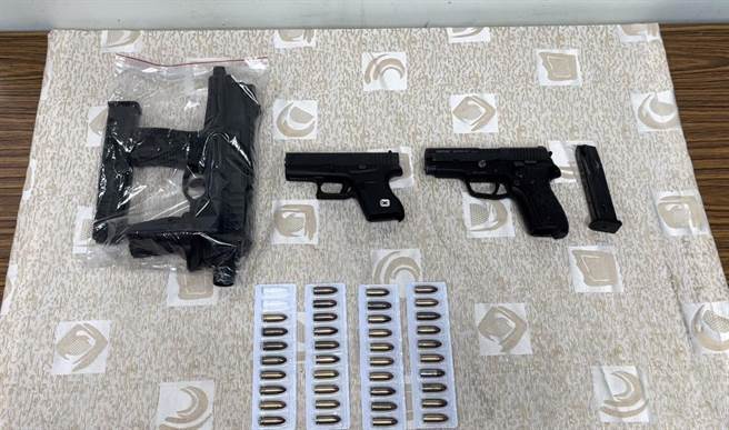 警方在许嫌车中查扣2把改造枪械和多发子弹等物。（翻摄照片／石秀华高雄传真）