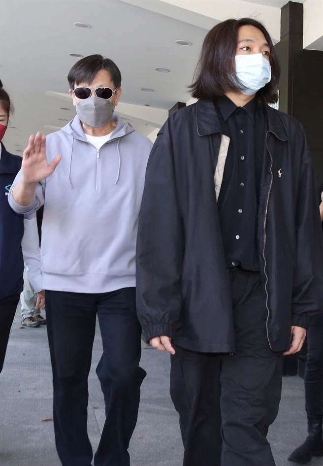 顧寶明家屬送寇世勳離開靈堂。（陳俊吉攝）