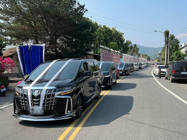 南投县埔里镇地方闻人刘志成，日前因心肌梗塞骤逝，享年67岁，20日家属举行告别式，超过上百豪车、仪队送行，地方、政界人士均到场吊唁。(吴建辉摄)