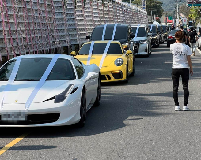 出殡队伍延绵数公里，由于现场聚集太多民眾，黑、白两道均派人到场，警方也不敢大意，派出近百警力戒备。(吴建辉摄)