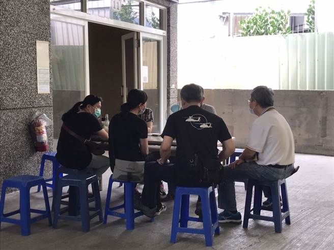 李姓教師的家屬在接獲案件偵破後，表示安慰。(謝佳潾攝)