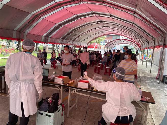 嘉义县政府在民雄乡设採检站扩大筛检。（嘉义县政府提供／廖素慧嘉县传真）