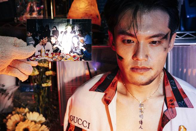 在剧场颇为活跃的演员洪健藏，各大制作几乎都可看到他参与演出的身影，然而，这次他不演别人的故事，而是要首度挑战编创独角戏《THE浮浪贡OF龙兴46》，演的是他自己，并表达他对已逝父亲的想念。（飞人集社剧团提供）