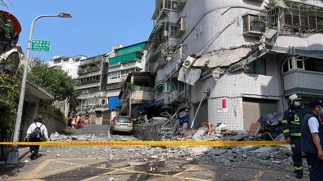 台北市文山区再兴社区昨惊传阳台外墙坍塌，大量磁砖变形崩落，散落在一楼路面。（摘自议员徐弘庭脸书）