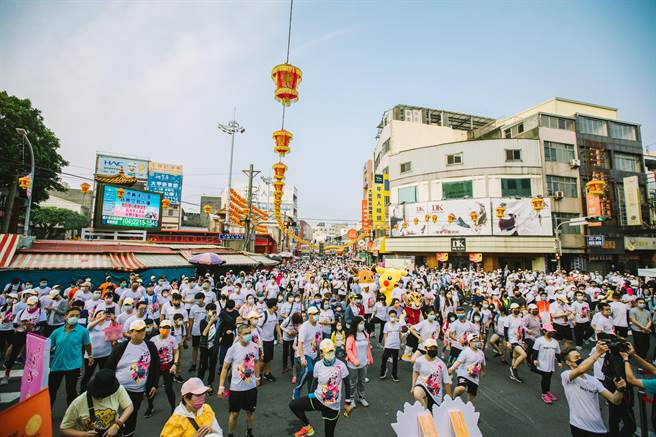 大甲镇澜宫结合妈祖文化活动举办「2022大甲妈 Bobi Run 祈福路跑」，20日清晨热闹开跑！（镇澜宫提宫）