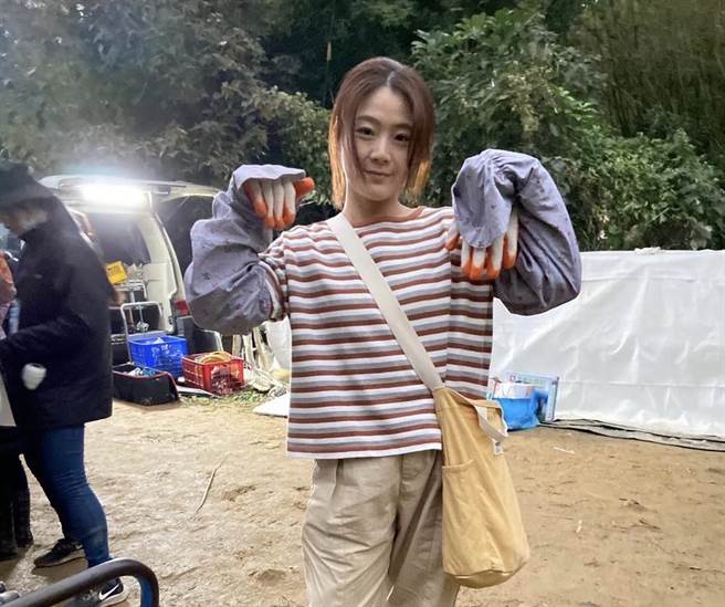 杨小黎身穿6件发热衣御寒。（客家电视台提供）