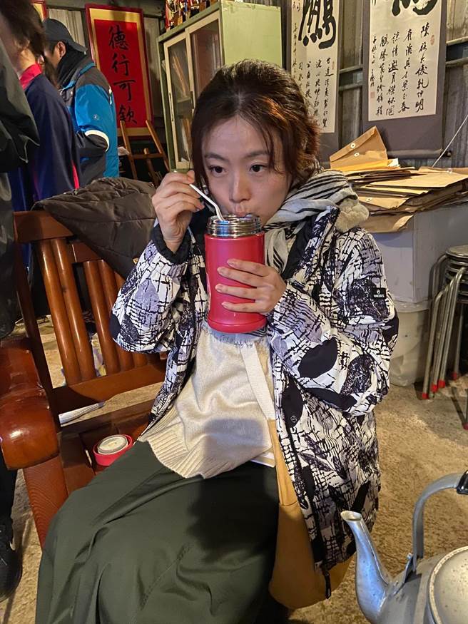 杨小黎喝着妈妈精心准备的补汤。（陈俊吉摄）