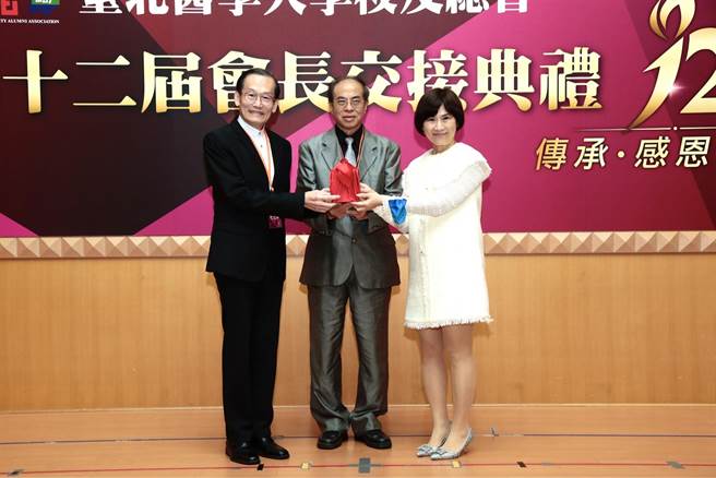 第12届台北医学大学校友总会理事长，今由义大医院院长杜元坤（左）交棒给异象医药公关总经理李静兰。（北医校友总会提供）