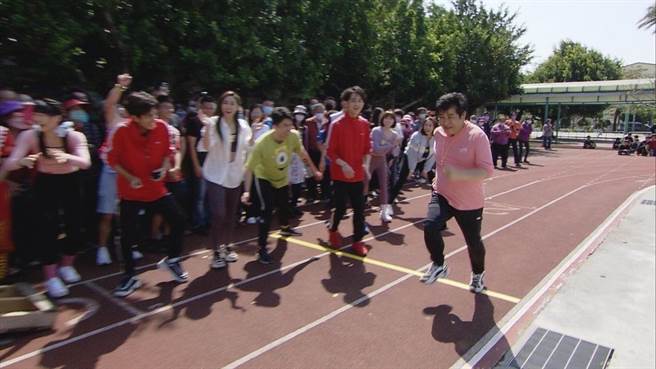 胡瓜（右）遭陷害，只能硬著頭皮參加競跑。（民視提供）