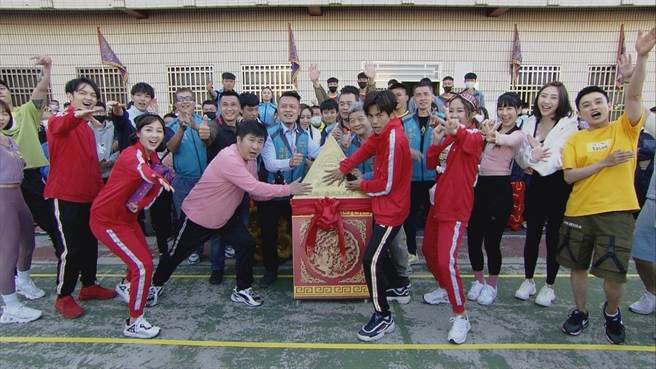 胡瓜帶領眾人前往彰化送獎金。（民視提供）