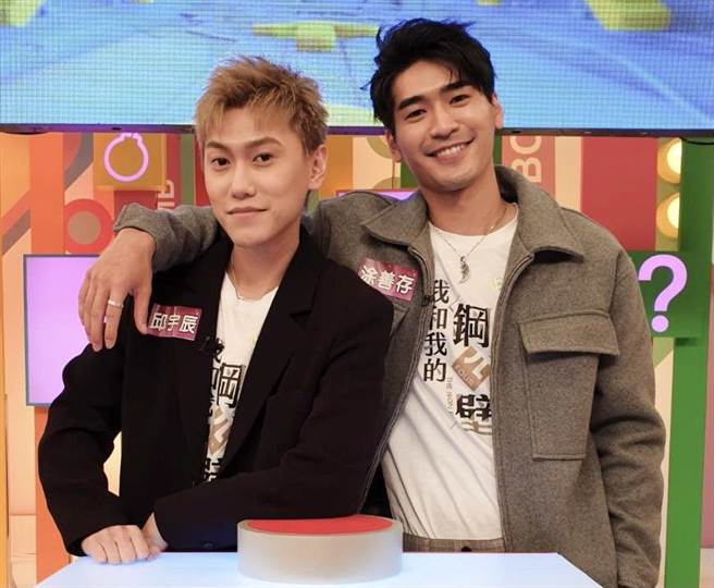 邱宇辰（左）、涂善存顺利答题抢奖金。（卫视中文台提供）