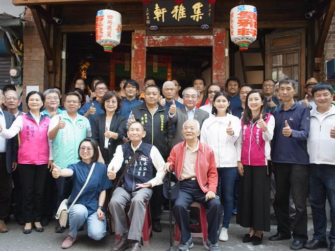 云林县北港镇集雅轩曲馆修缮启用，6名年轻乐手依古礼入馆。（张朝欣摄）