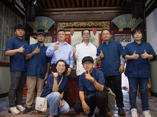 云林县北港镇集雅轩曲馆修缮启用，6名年轻乐手依古礼入馆。（张朝欣摄）