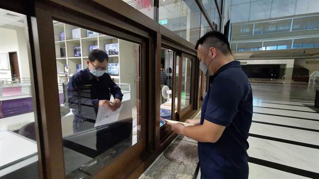 戴寧委任律师陈泽嘉今天中午到嘉义地院提出声请具保停押。（读者提供／廖素慧嘉市传真）