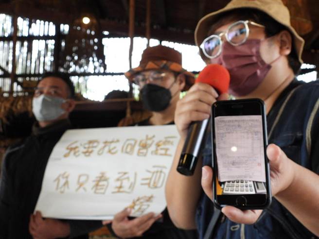 花莲县光復乡太巴塱部落青年成立太巴塱红糯米生活馆，推动红糯米保种与传统酒酿，不过近日却突遭花莲县政府稽查，当场查扣架上酒酿，下令不得卖酒，让痛批政府以粗暴方式侵害部落文化。（罗亦晽摄）