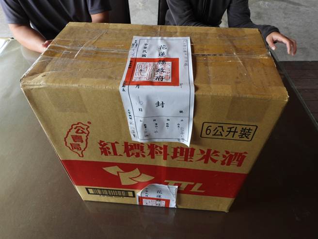 花莲县光復乡太巴塱部落青年成立太巴塱红糯米生活馆，推动红糯米保种与传统酒酿，不过近日却突遭花莲县政府稽查，当场查扣架上酒酿，下令不得卖酒，让痛批政府以粗暴方式侵害部落文化。（罗亦晽摄）