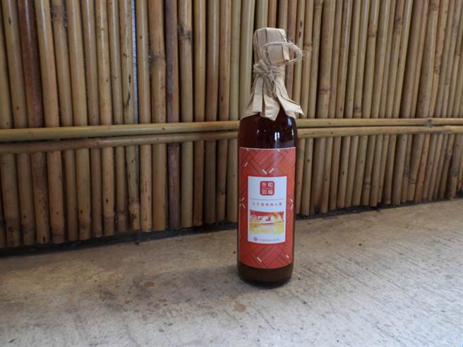 花莲县光復乡太巴塱部落青年成立太巴塱红糯米生活馆，推动红糯米保种与传统酒酿，不过近日却突遭花莲县政府稽查，当场查扣架上酒酿，下令不得卖酒，让痛批政府以粗暴方式侵害部落文化。★中时新闻网关心您：喝酒过量，有碍健康！★中时新闻网提醒您：酒后不开车，安全有保障（罗亦晽摄）