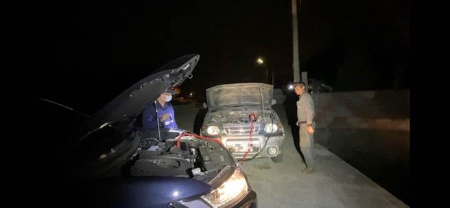 捕蜂男深夜車輛拋錨路中，警方協助接電成功。（警方提供）