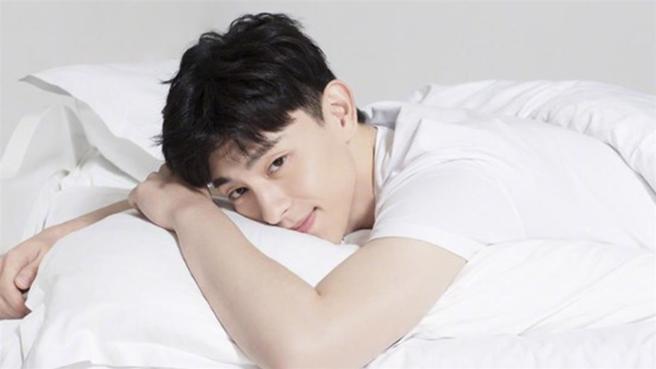 邓伦外型帅气之中还带着点呆萌气质，深受女性粉丝喜爱，如今却身陷逃漏税风波的泥沼之中。(图／邓伦 微博)