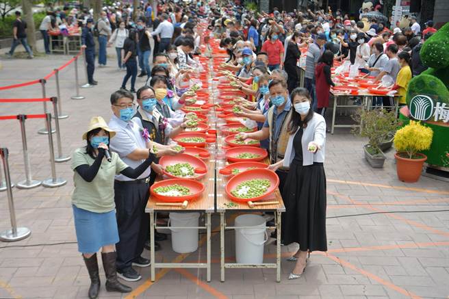 由南投縣政府與信義鄉農會舉辦的梅子節，20日在超過500位民眾歡呼聲下，熱鬧舉行開幕儀式，所有民眾手持木槌一起製梅。（縣府提供／吳建輝南投傳真）