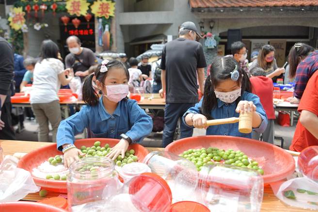 今年梅子節活動以「春分一簍梅-製梅DIY系列活動」為主軸，除了開幕這天的製梅DIY活動，即日起至4月24日，只要團體達20人以上即可預約體驗製梅活動。（縣府提供／吳建輝南投傳真）