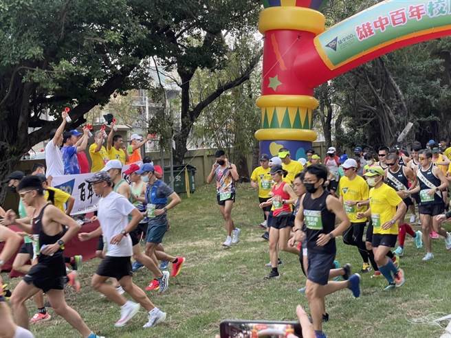 雄中百年校慶公益路跑。（校方提供）