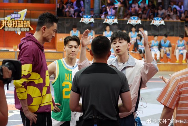 邓伦参加篮球综艺节目，正激动地与裁判展开争论(图／天外飞仙-HZ＠微博)