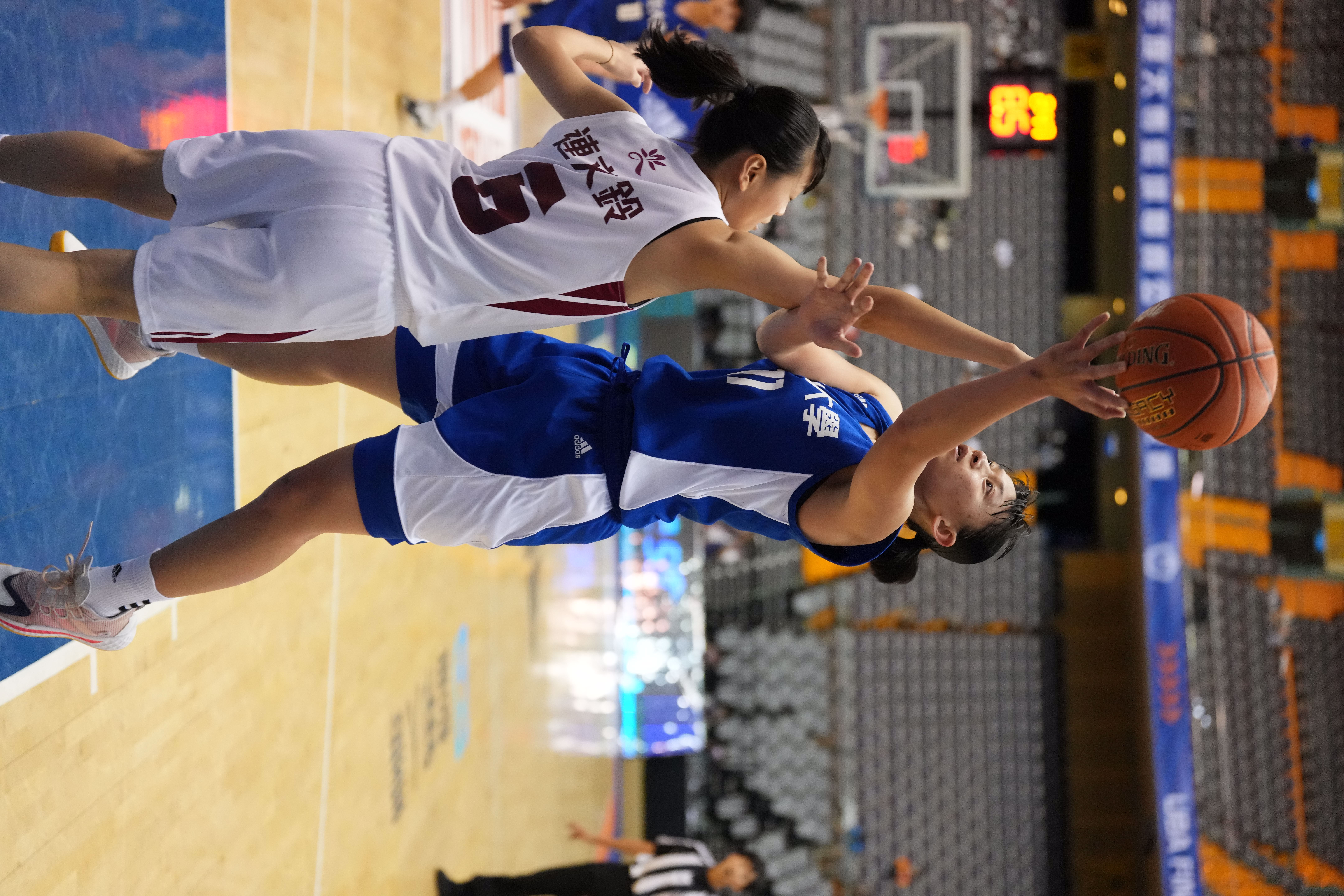 110學年UBA公開女一級季軍戰文化大學鄭慧慈（右）繳出16分、19籃板。（大專體總提供）