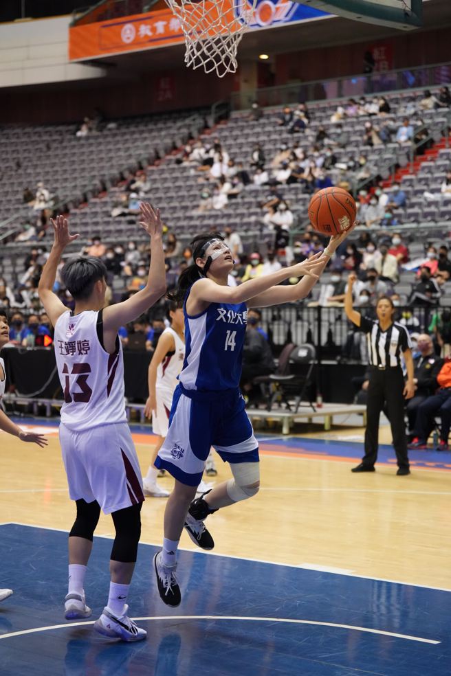 文化大學郭虹廷（右）以23分、14籃板幫助球隊拿下季軍。（大專體總提供）