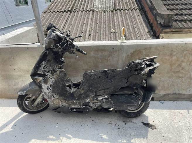 新竹縣新埔鎮中正路昨天發生1起汽、機車碰撞意外，機車被拖行後瞬間被燒成廢鐵。（民眾提供／陳育賢新竹傳真）