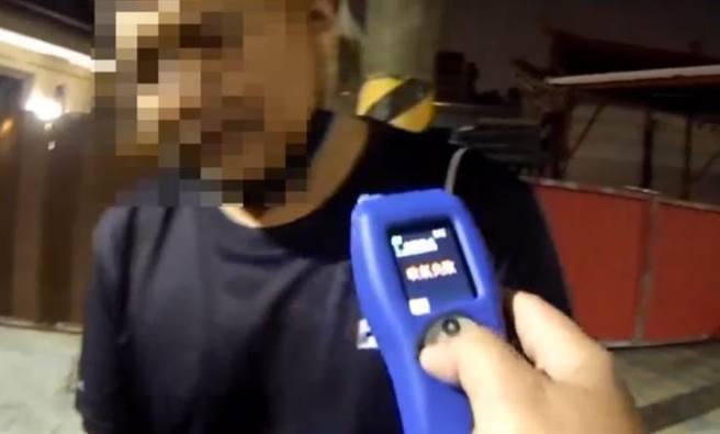 高雄50歲張姓男子19日凌晨在旗津區騎乘機車左搖右晃，遭巡邏員警攔下，警方測得張男酒測值高達1.05mg／l，立即將張男依公共危險罪送辦。（翻攝畫面／洪浩軒高雄傳真）
