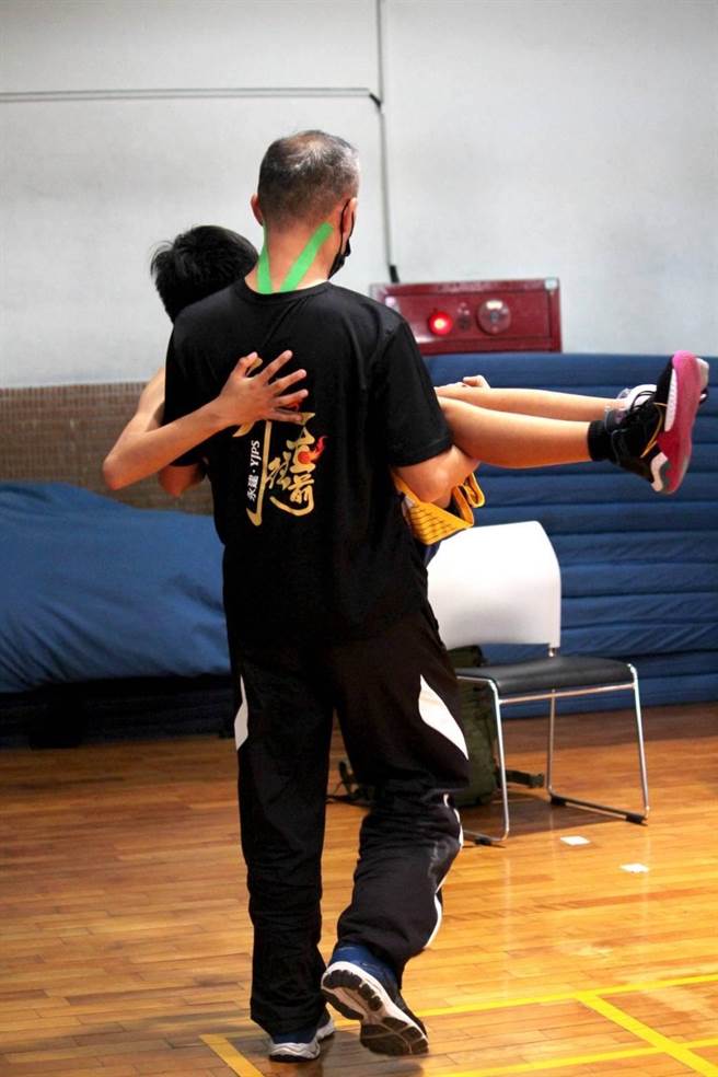 永建國小的球員也因場地太滑，滑倒膝蓋受傷被家長抱下場，非常離譜。（北市議員王欣儀提供／游念育台北傳真）