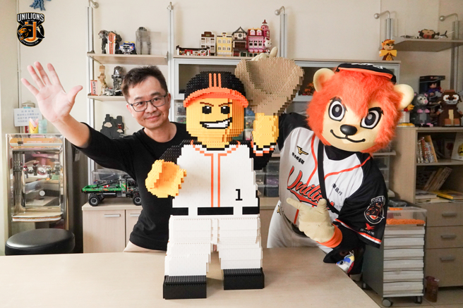 統一獅開幕週「大勝獅吼童樂會」邀請LEGO認證大師黃彥智客制1號隊友。（統一獅提供）