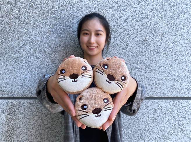 縣府觀光處邀請大家踴躍投票支持，參加者有機會抽中特別禮物─金門觀光小天使「阿特」毛巾。 （金門縣府觀光處提供）