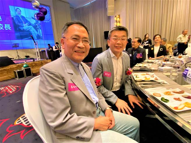 立法院副院蔡其昌20日與台北市副市長蔡炳坤同席時，稱蔡炳坤是「最強母雞」，兩名台中市長熱門人選，若挑戰市長盧秀燕將出現「雙蔡會」夾攻，備受矚目。（盧金足攝）  