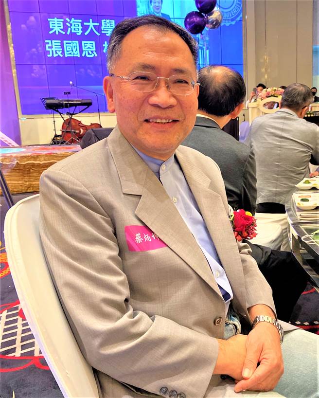 是否參選台中市長？台北市副市長蔡炳坤20日強調，不一定要以參選台中市長當「母雞」，他也會以各種形式的「母雞」，來幫民眾黨在台中市參選的議員參選人。（盧金足攝）