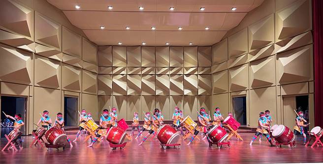 彰化县政府结合彰化律师公会与彰化地检署，20日下午在员林演艺厅共同举办「彰县三百、律动精彩」藉着音符传递法律知识，花坛国小太鼓队以气势磅礡的演出，揭开了序幕。（吴敏菁摄）