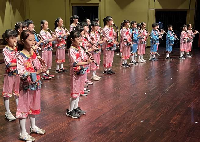 彰化县政府结合彰化律师公会与彰化地检署，20日下午在员林演艺厅共同举办「彰县三百、律动精彩」藉着音符传递法律知识，花坛国小直排队也精采演出。（吴敏菁摄）