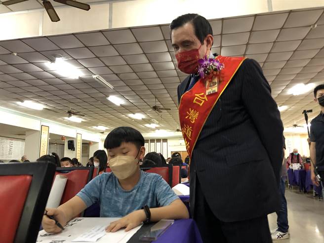 第25届中原杯书法比赛，今天在台湾道教总庙无极三清总道院举行，前总统马英九连续13年参与盛会。（陈世宗摄）