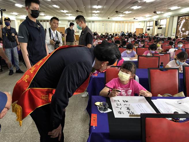 第25届中原杯书法比赛，今天在台湾道教总庙无极三清总道院举行，前总统马英九连续13年参与盛会。（陈世宗摄）