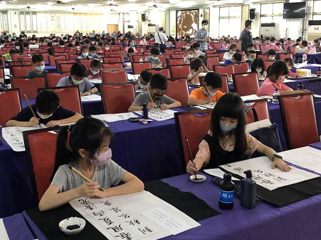 中原杯全国书法比赛已举办25届，参加比赛从1000人，到现在每年有1万多人参赛，马英九讚许做得比教育部还好。（陈世宗摄）