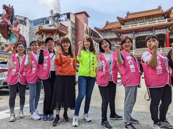 「高雄正能量」参选人邓巧佩20日打出夫人牌，由党部主委夫人丁雅婷陪同到武庙黄昏巿场拜票。（曹明正摄）