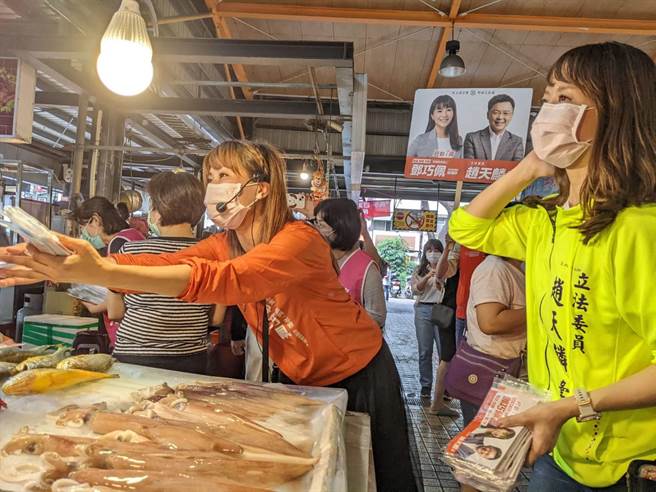 「高雄正能量」参选人邓巧佩20日打出夫人牌，由党部主委夫人丁雅婷陪同到武庙黄昏巿场拜票。（曹明正摄）